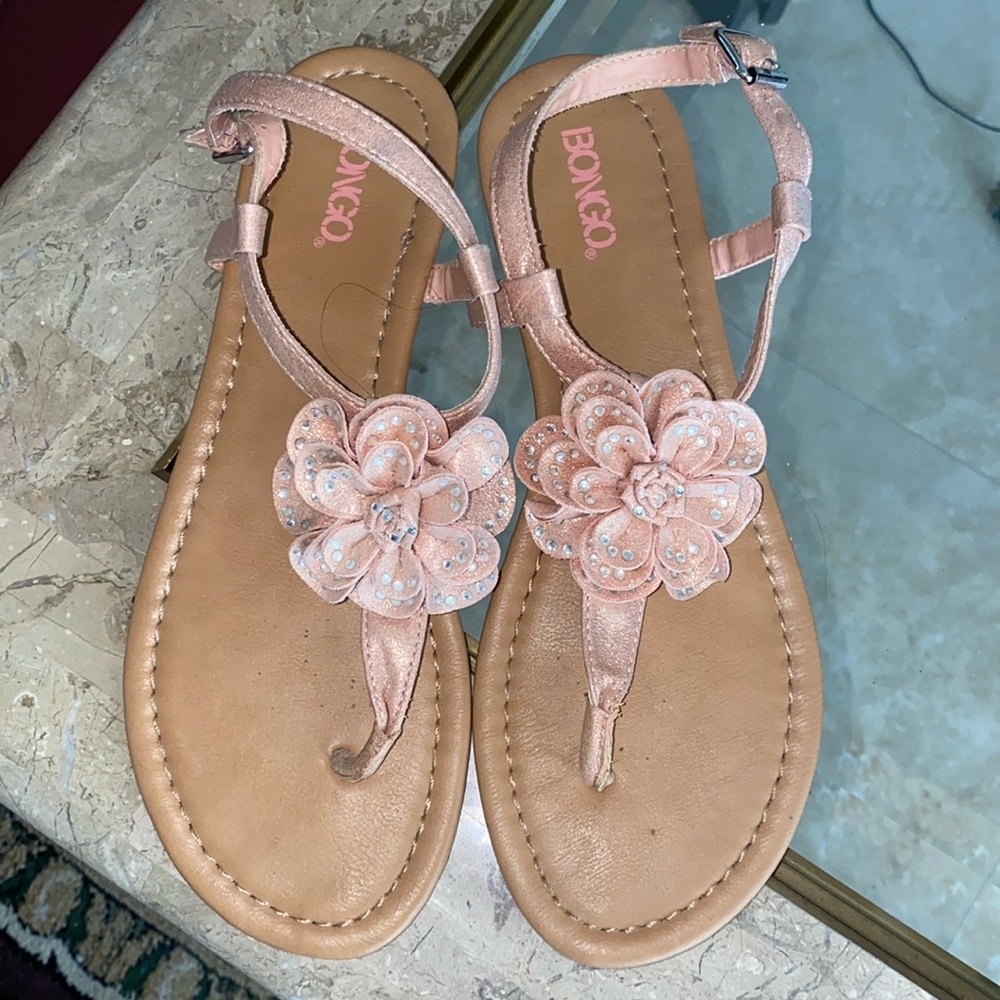 BONGO Rose Gold Metallic Thong T-Strap Sandals Silver Sequin Flower Size 8 EUC